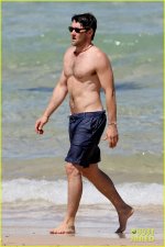 joel-edgerton-shirtless-dip-in-bondi-beach-06.jpg