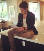 Gregg Sulkin barefoot.jpg