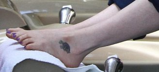 Alyson-Hannigan-Feet-1887279.jpg