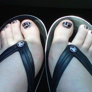 Crackle polish toes