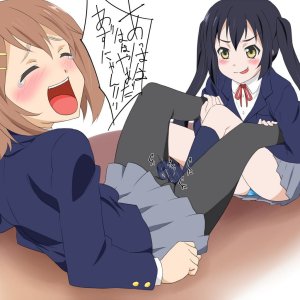 Yui tickled by Azunyan