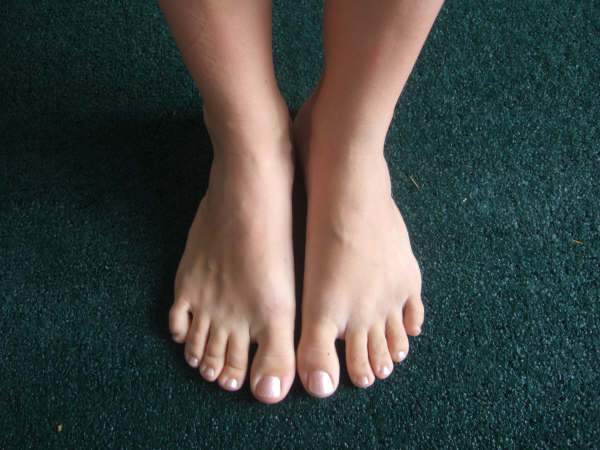 Well, here they are...my naked tootsies!!  No polish, no toe rings, no nuthin'.