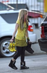 461332996_AvrilLavigne01_123_499lo.jpg