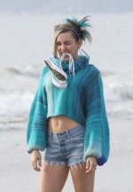 miley-cyrus-shoots-new-converse-ad-in-venice-beach-98_thumbnail.jpg