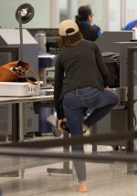 835057577_tduid1325_MinkaKelly_LAX_02_122_45lo.JPG