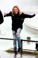 701688618_MileyCyrus03_123_905lo.jpg