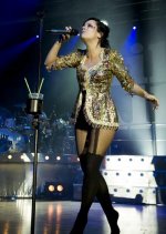 lily_allen_charms_the_socks_off_her_audience (2).jpg