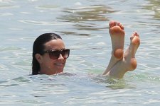 Alanis-Morissette-Feet-988983.jpg
