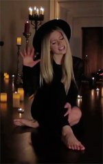 Avril-Lavigne-Feet-1596495.jpg