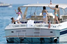 Avril-Lavigne-Bikini-Pictures-St-Tropez-2011-06-22-133015-1.jpg