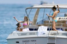 Avril-Lavigne-Bikini-Pictures-St-Tropez-2011-06-22-133015-3.jpg