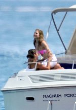 Avril-Lavigne-Bikini-Pictures-St-Tropez-2011-06-22-133015-7.jpg