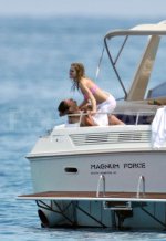Avril-Lavigne-Bikini-Pictures-St-Tropez-2011-06-22-133015-4.jpg