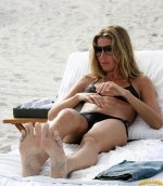 gisele_bundchen_feet_by_lowerrider-d7kdy7m.jpg