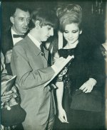 1 1963-11-04-d Royal Variety afterparty,  autographs to those who rattle their jewelry 01.jpg