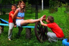 avril_lavigne_tickling_by_kids_fake_by_pepecoco-da7t430.jpg