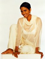 Halle-Berry-Feet-230425.jpg