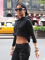 Rihanna arrives at her hotel in nyc.jpg