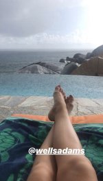 Sarah-Hyland-Feet-3862458.jpg