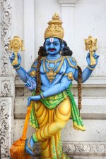 22095400-colorful-dios-hindú-vishnu-estatua-en-el-templo.jpg