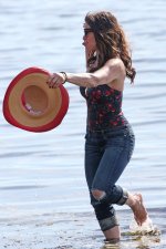 Idina-Menzel-Feet-2394188.jpg