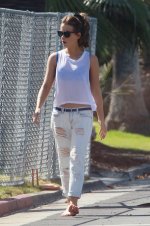 Kate Beckinsale barefoot walk.jpg