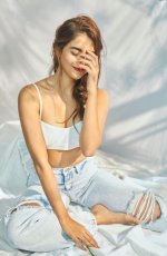 Pooja-Hegde-Feet-6048818.jpg