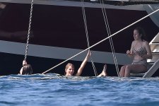 Taylor-Swift-Feet-5718556.jpg