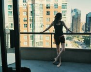 Emma-Dumont-Feet-2365921.jpg