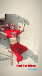 Miley-Cyrus-Feet-5280328.jpg