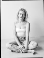 Julia-Garner-Feet-5595091.jpg