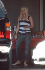 18430_Kosty555.info_Gwen_002_122_365lo[1].jpg