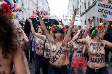 1347983284-femen-activists-celebrate-their-new-headquarters-in-paris_1456723.jpg