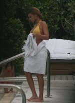 BeyonceKnowlesCandid-UnknownHITW09.jpg
