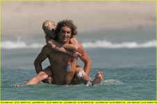 paris-hilton-stavros-niarchos-beach15.jpg