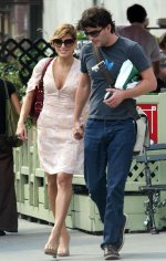58063_Eva_Mendes_in_W_Village_NYC_Aug_08_06_02_498lo.jpg