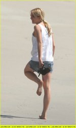 09723_lindsay_lohan_beach02_251lo.jpg