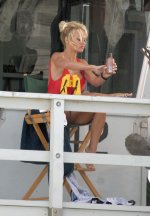 PamelaAndersonCandid-UnknownHITW119.jpg