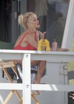 PamelaAndersonCandid-UnknownHITW124.jpg