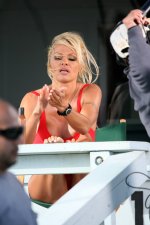 PamelaAndersonCandid-UnknownHITW134.jpg