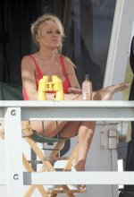 PamelaAndersonCandid-UnknownHITW142.jpg