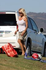 PamelaAndersonCandid-UnknownHITW169.jpg