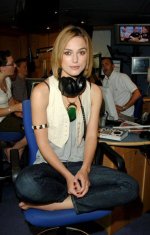 77986_keiraknightley-dot-net_appearances-johnnyvaughnscapitalradionshow-0024_122_343lo.jpg
