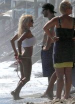 pam_anderson-on_beach_bikini_bottoms_04.jpg