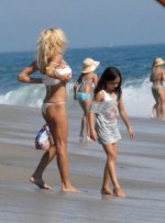 pam_anderson-on_beach_bikini_bottoms_06.jpg