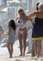 pam_anderson-on_beach_bikini_bottoms_07.jpg