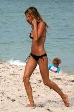 GiseleBundchenCandid-UnknownHITW88.jpg
