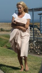 PamelaAndersonCandid-UnknownHITW283.jpg