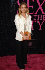 60092_Ashley_Olsen_-_NY_premiere_of_Sex_And_The_City_-__May_27th_2008_006_122_662lo.jpg