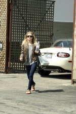 AshleyOlsenCandid-UnknownHITW17.jpg